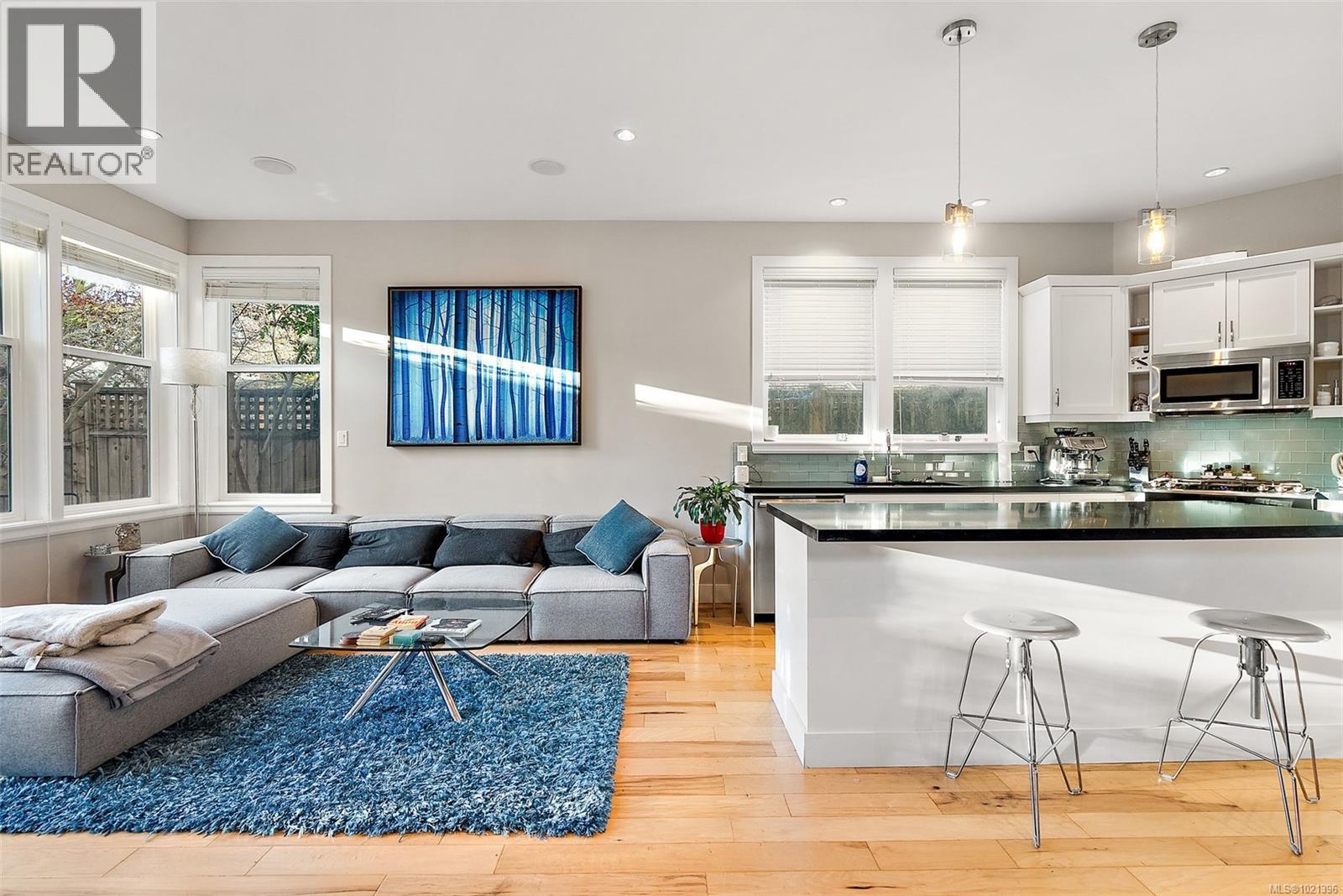  1489B Myrtle Avenue, Victoria