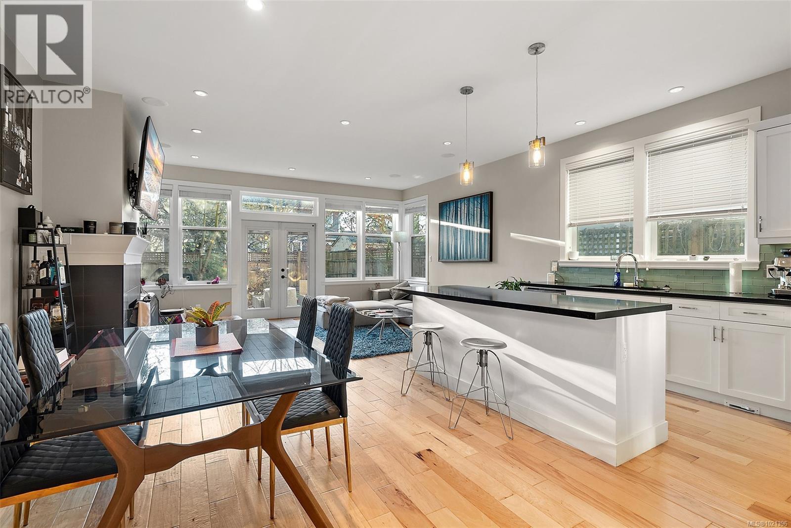  1489B Myrtle Avenue, Victoria