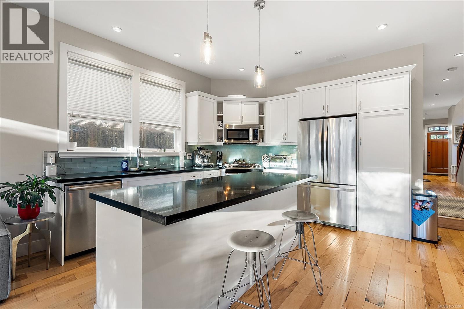  1489B Myrtle Avenue, Victoria