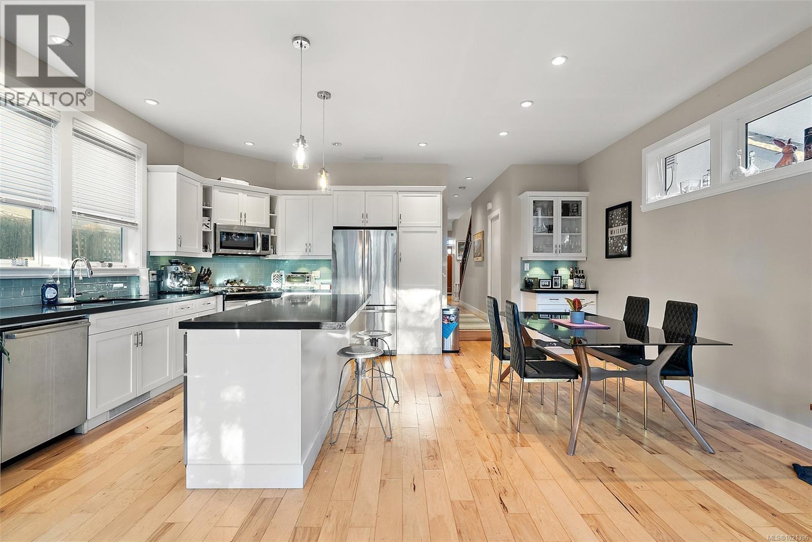  1489B Myrtle Avenue, Victoria