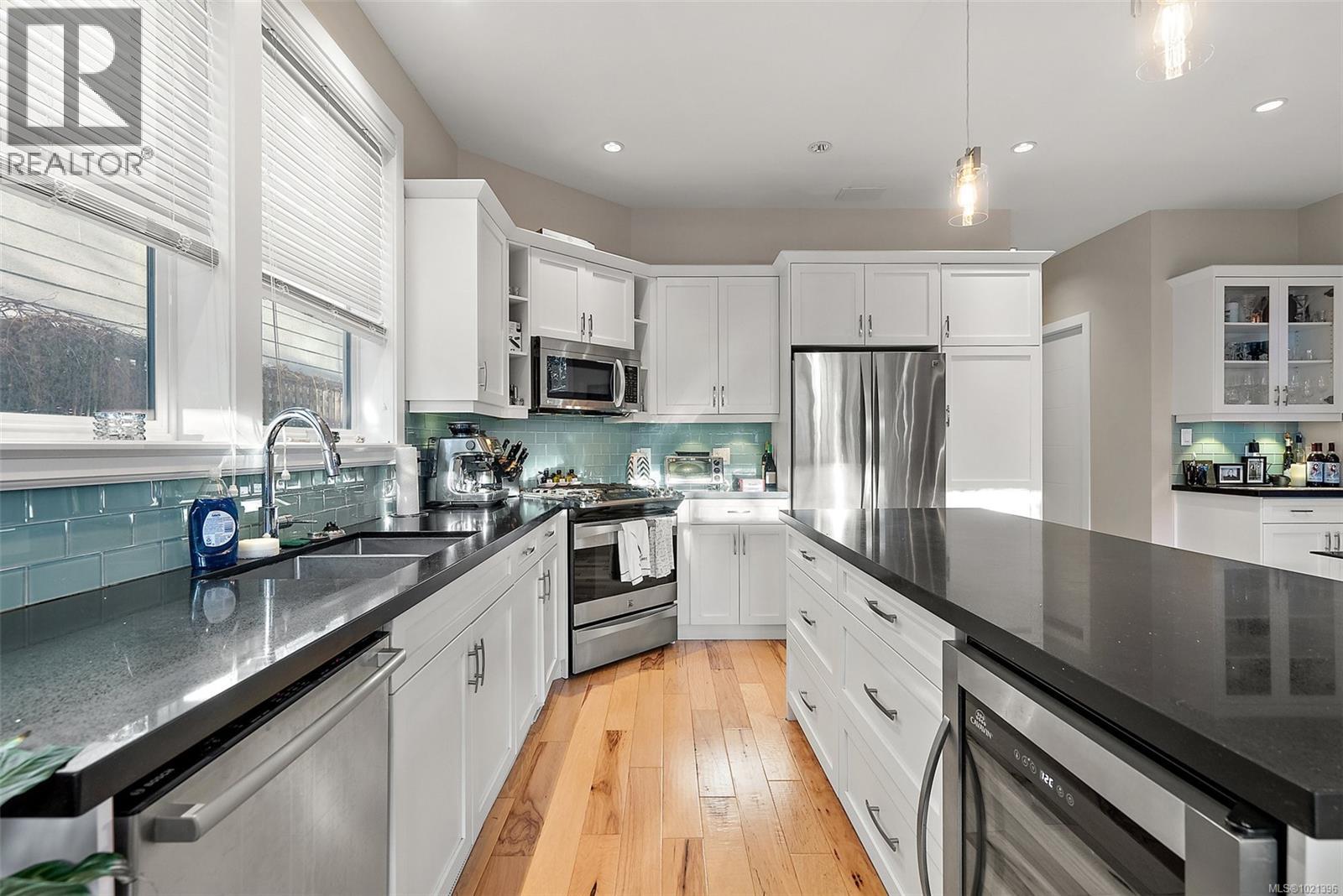  1489B Myrtle Avenue, Victoria