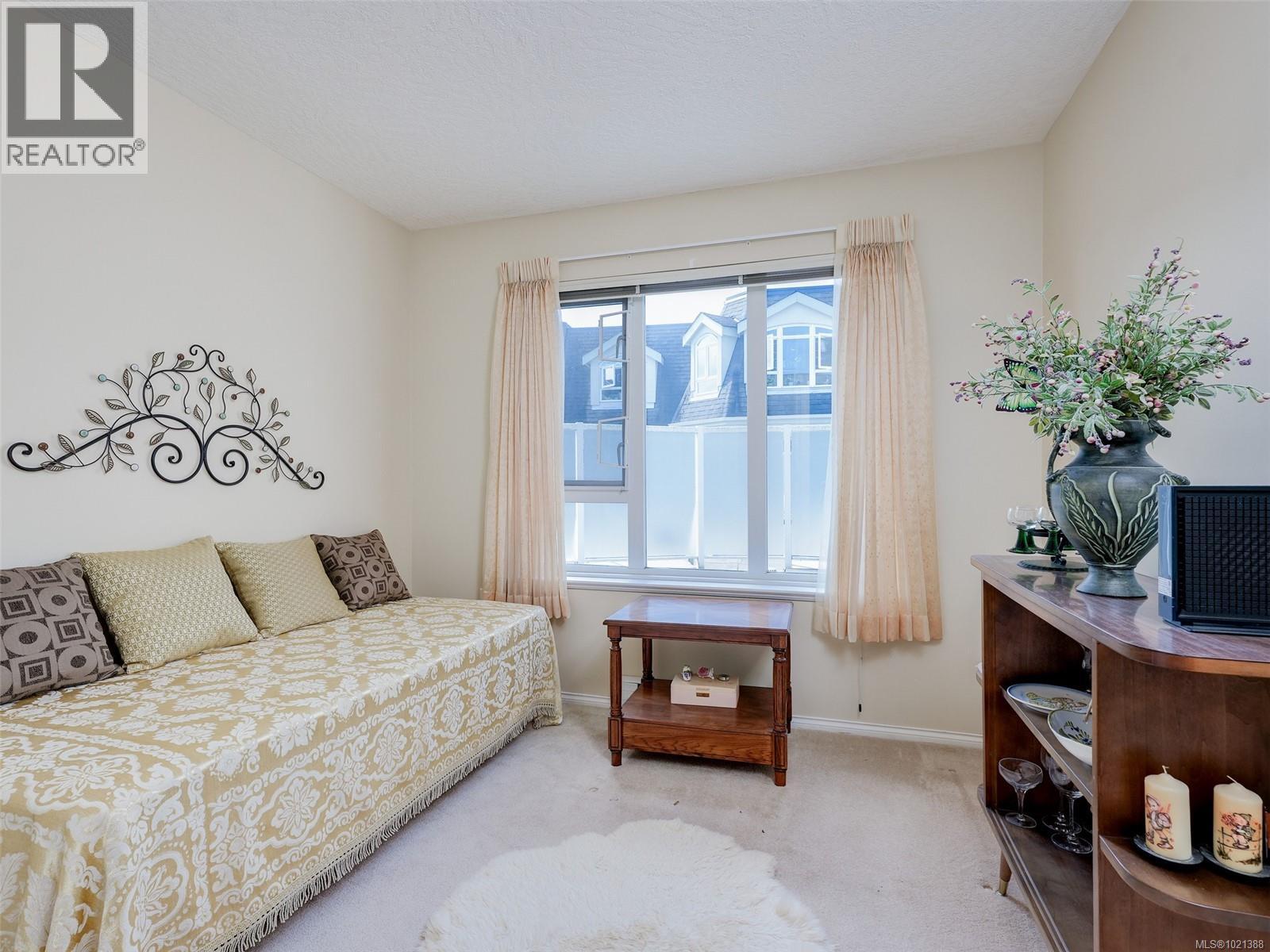 301 1521 Church Ave, Saanich