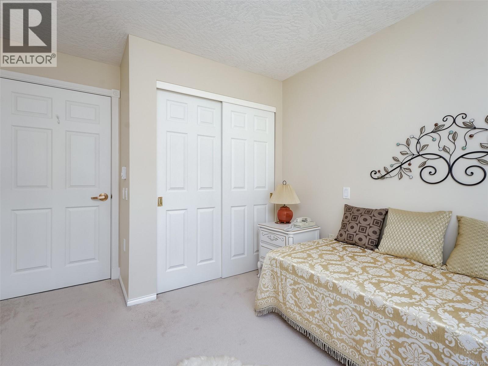 301 1521 Church Ave, Saanich