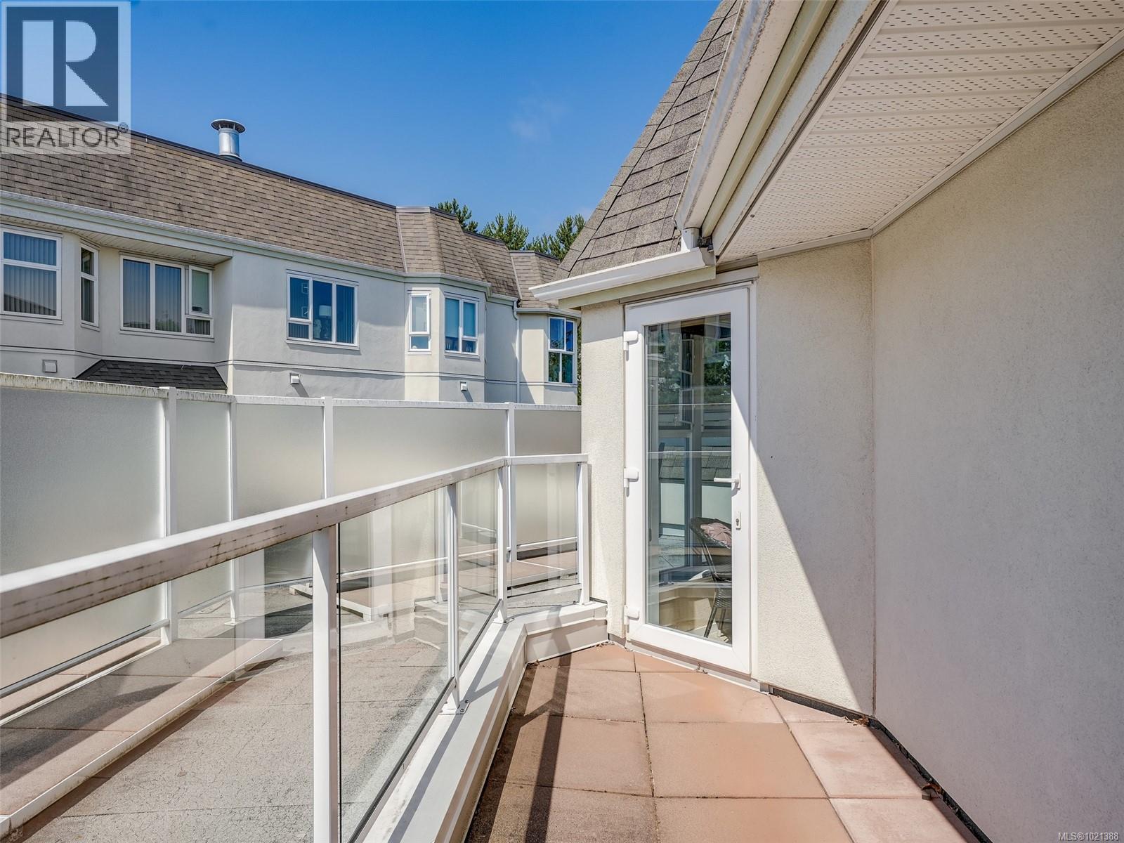 301 1521 Church Ave, Saanich