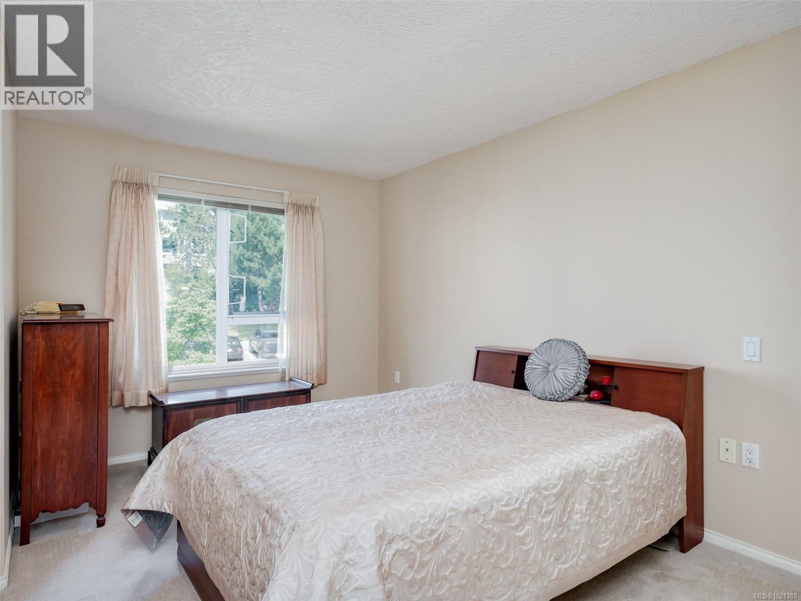 301 1521 Church Ave, Saanich