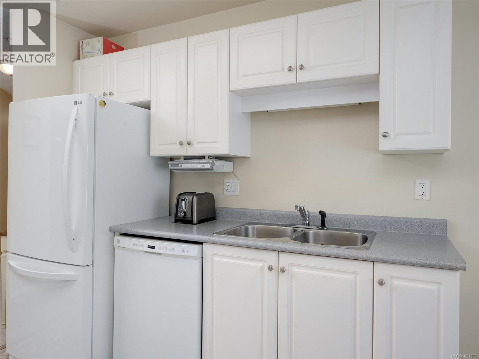 301 1521 Church Ave, Saanich