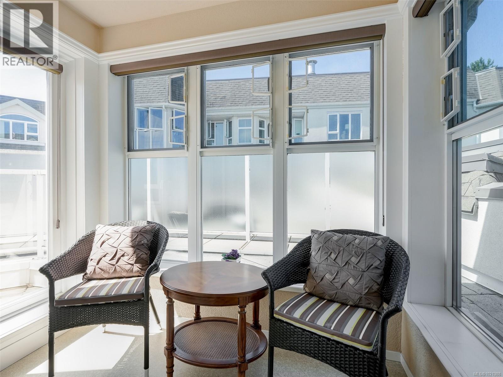 301 1521 Church Ave, Saanich