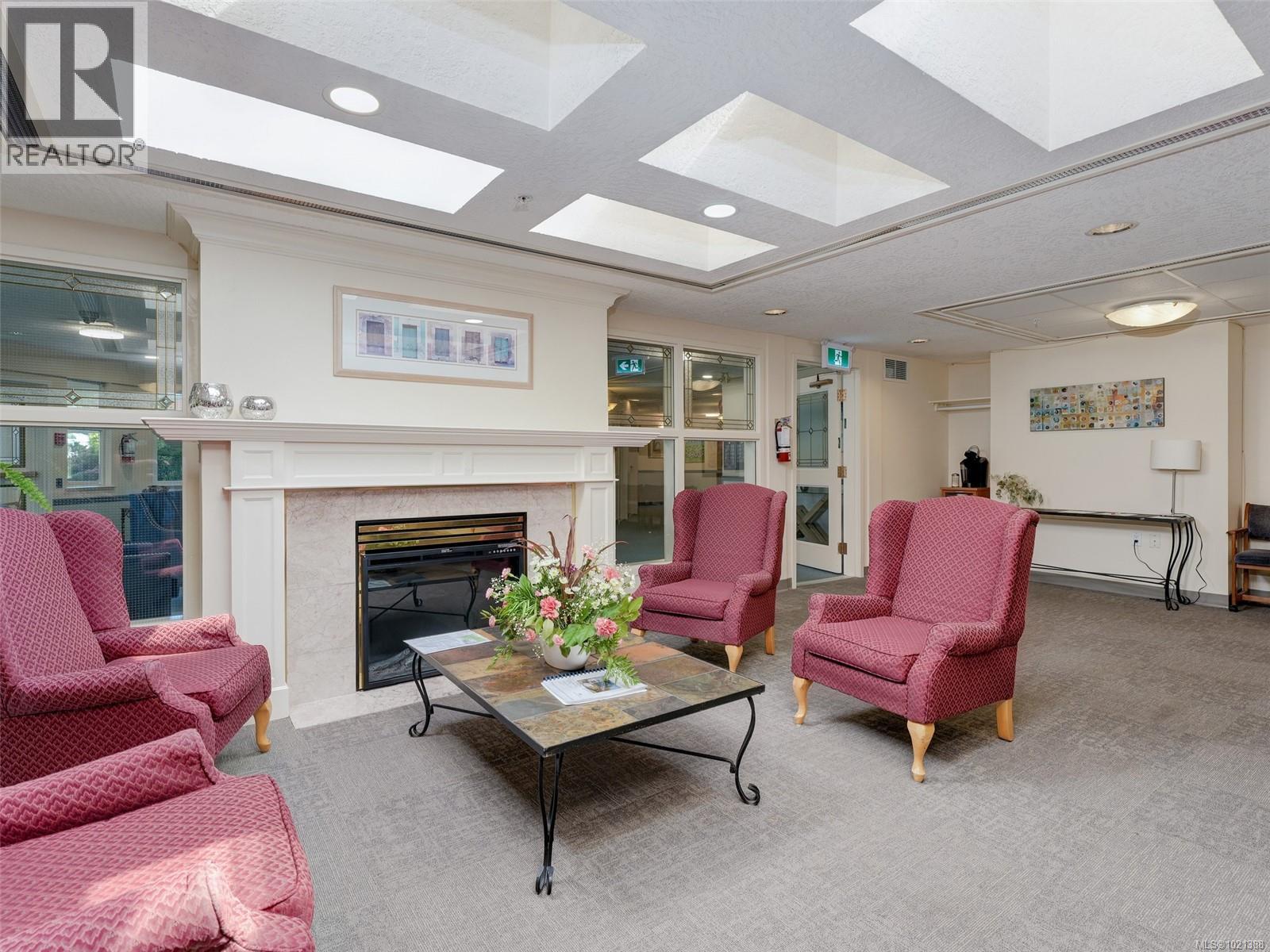 301 1521 Church Ave, Saanich