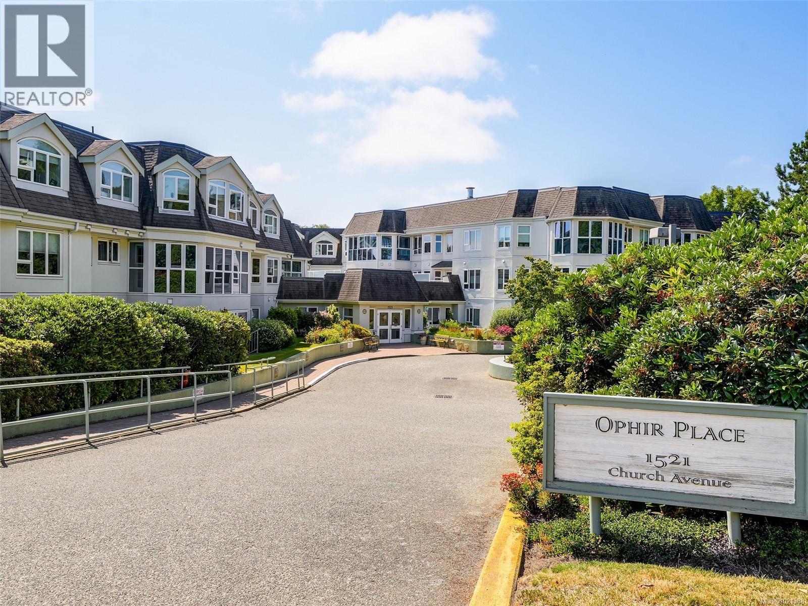 301 1521 Church Avenue, Saanich