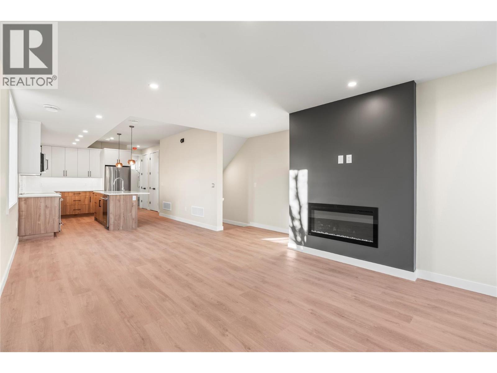 3 3907 26 Street, Vernon