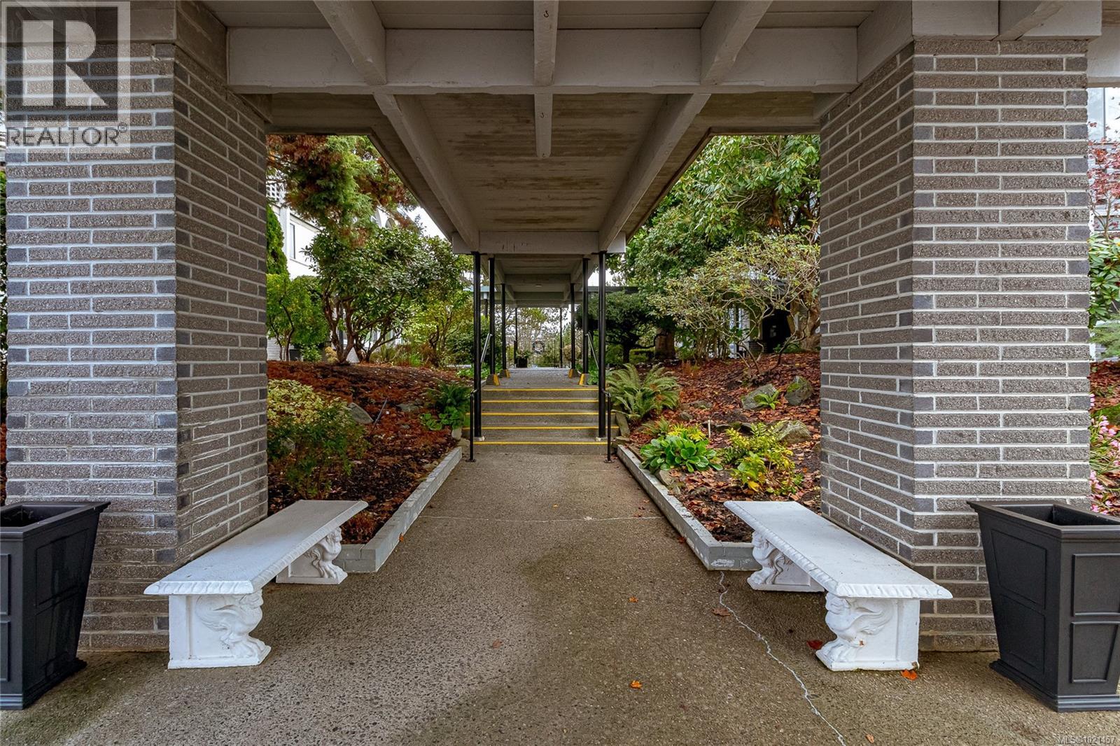 307 2050 White Birch Rd, Sidney