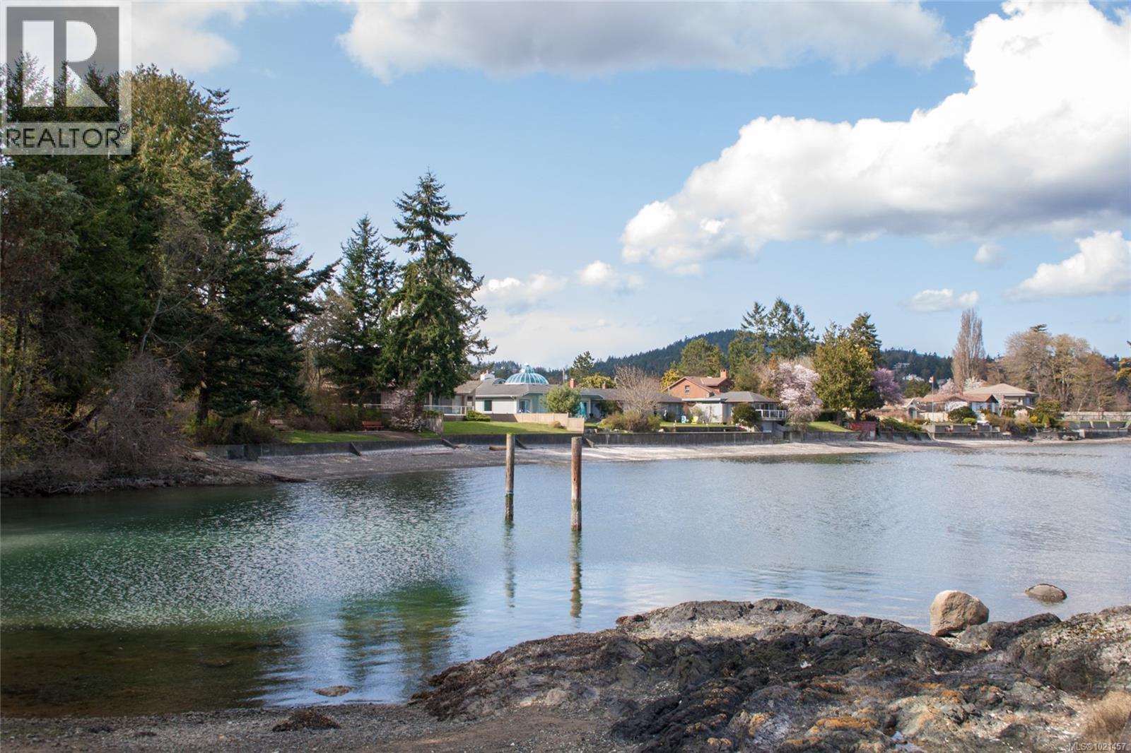 307 2050 White Birch Rd, Sidney