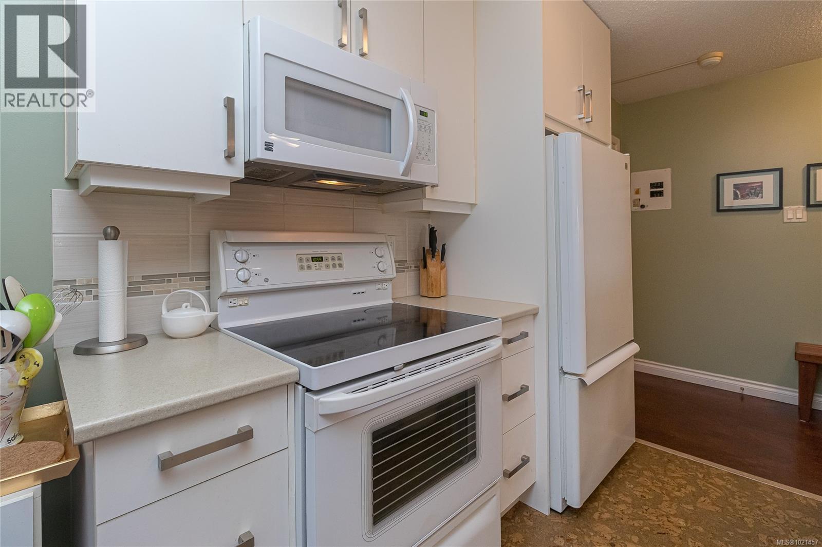 307 2050 White Birch Rd, Sidney