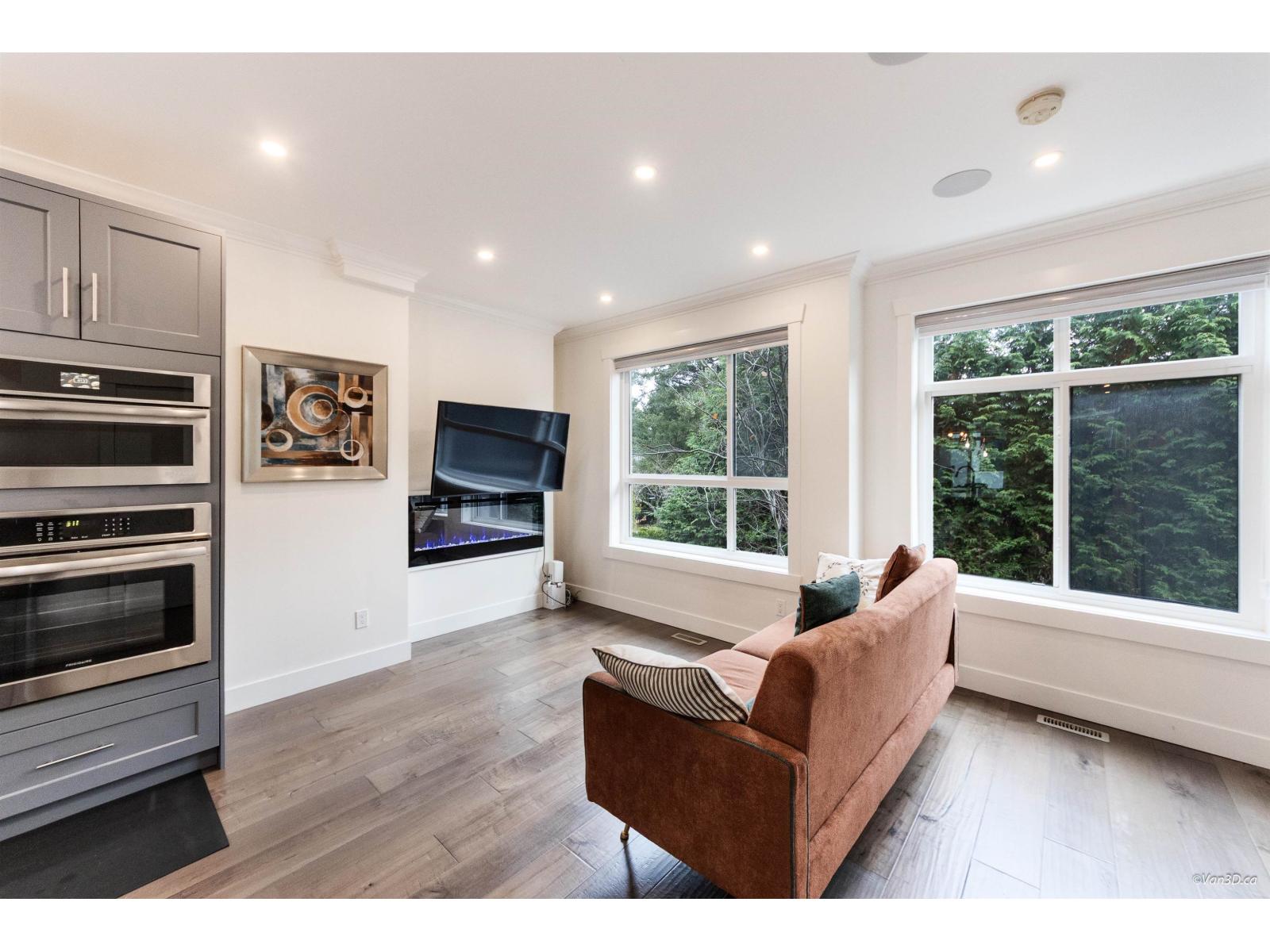 3 15885 16 AVENUE, Surrey