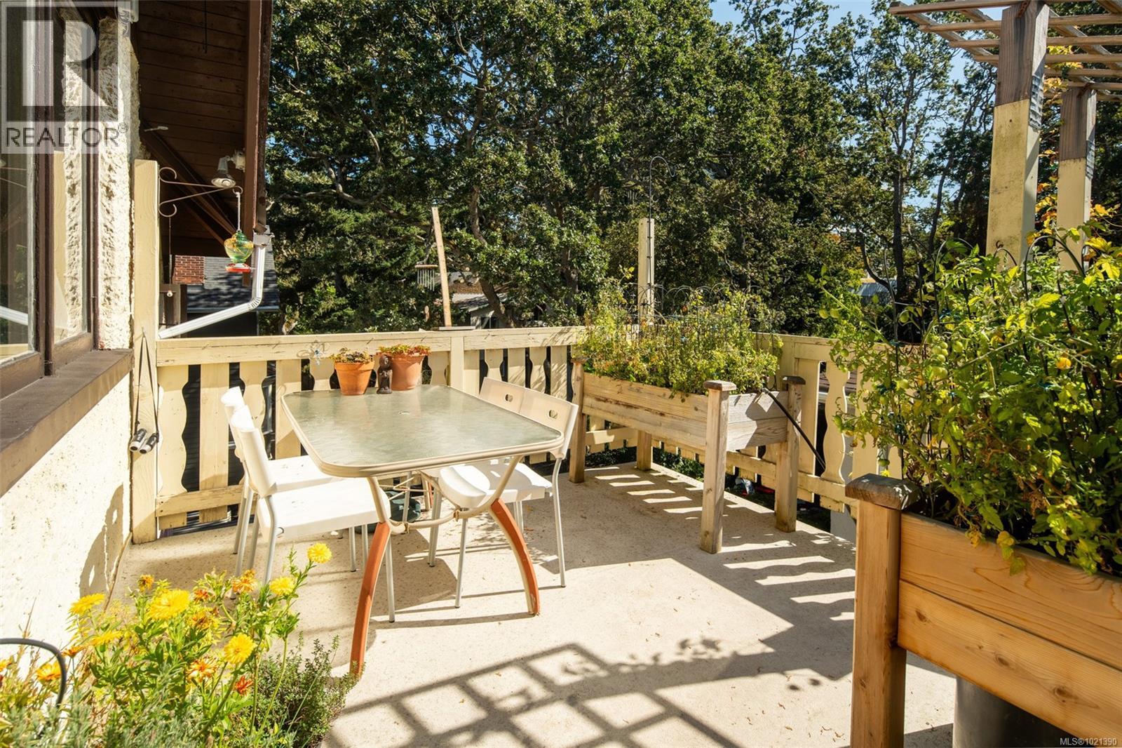  1043/1045 Belmont Avenue, Victoria