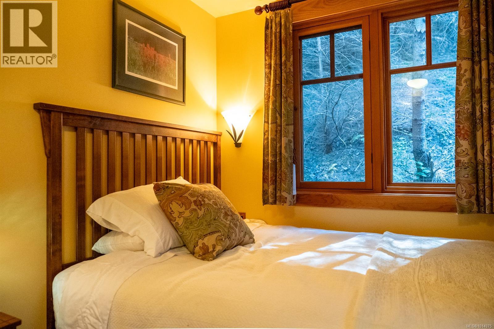 8807 Ainslie Point Rd, Pender Island