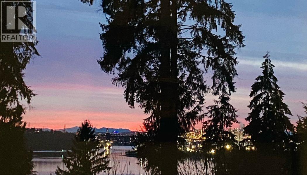 301 560 RAVEN WOODS DRIVE, North Vancouver