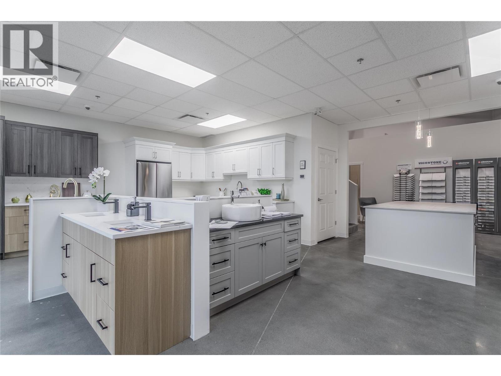 2 1990 Landsdowne Place, Kelowna