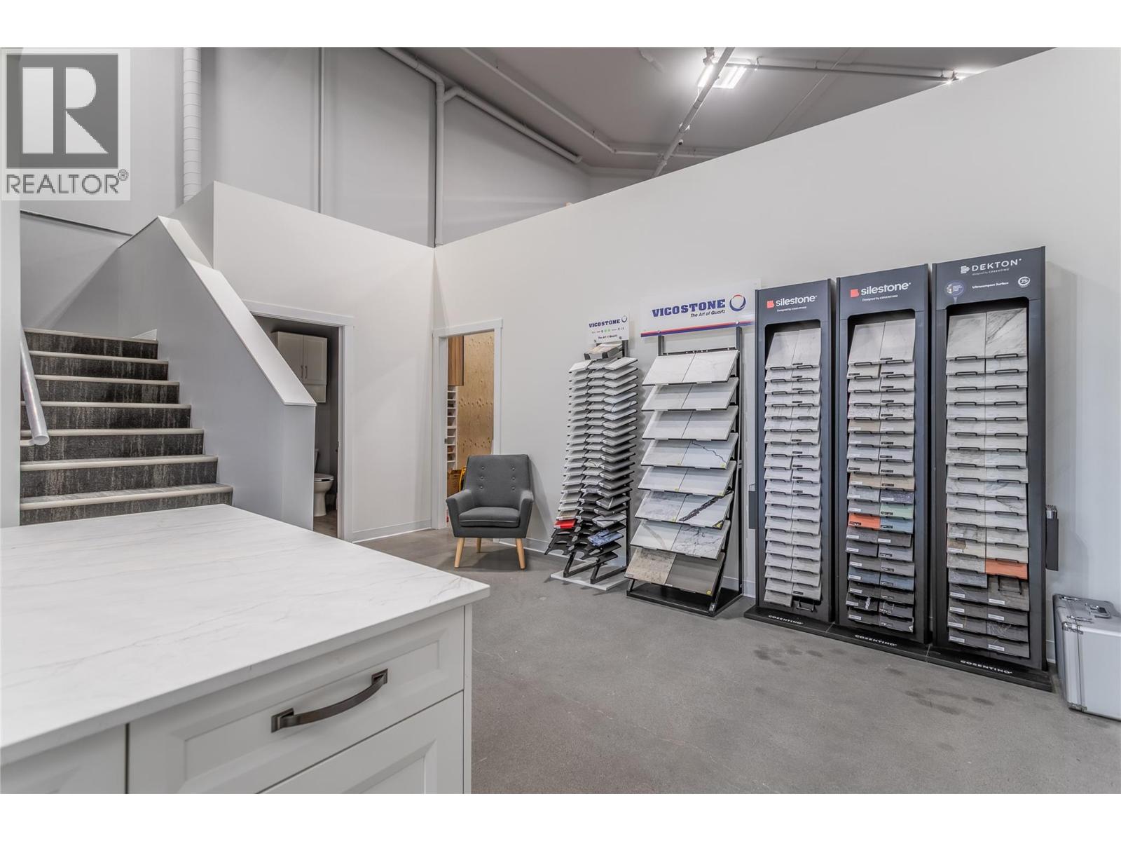 2 1990 Landsdowne Place, Kelowna