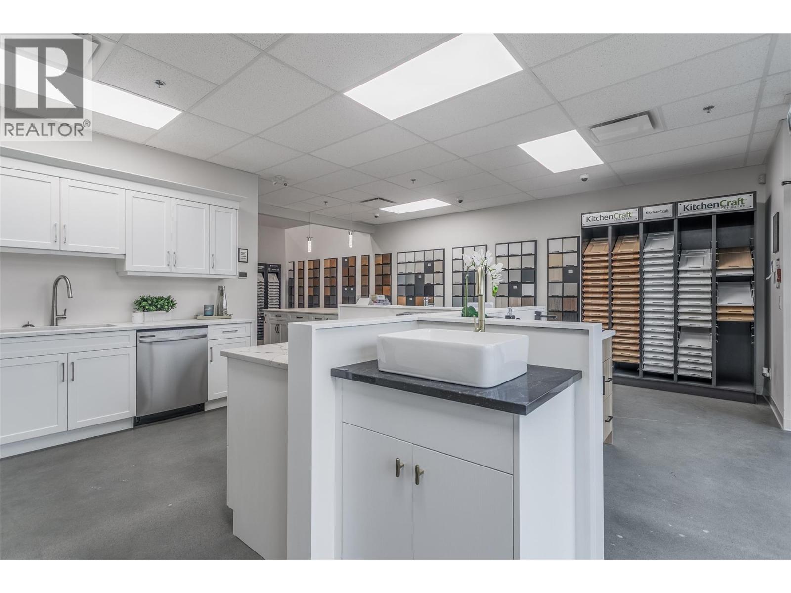 2 1990 Landsdowne Place, Kelowna