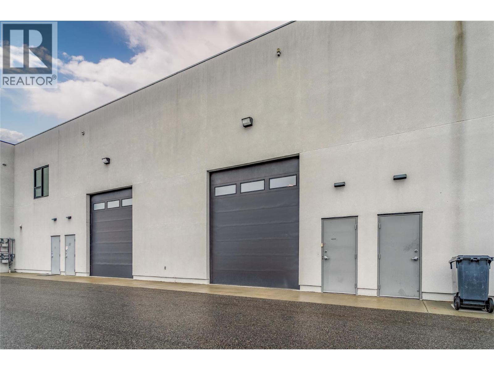 2 1990 Landsdowne Place, Kelowna