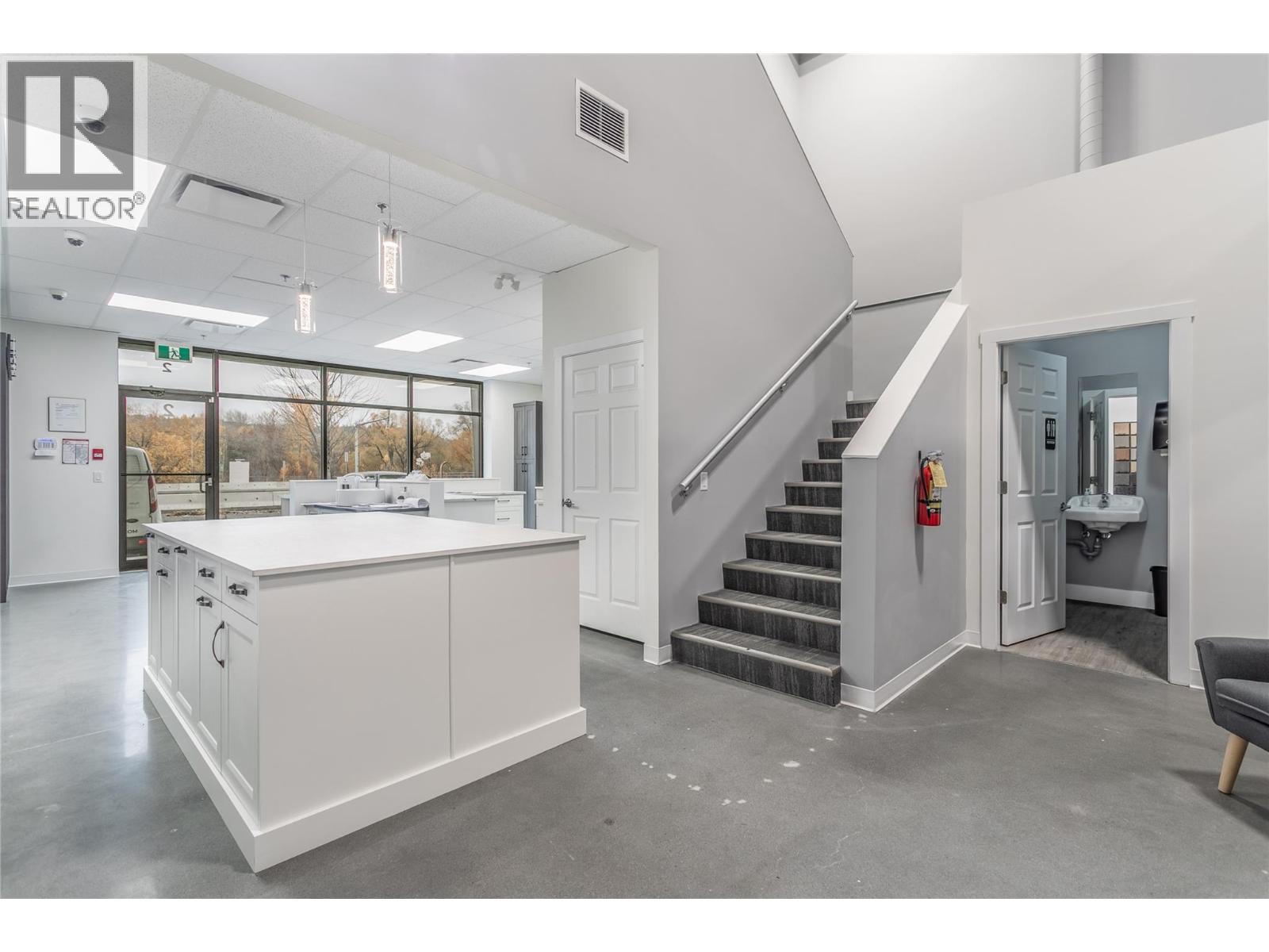 2 1990 Landsdowne Place, Kelowna