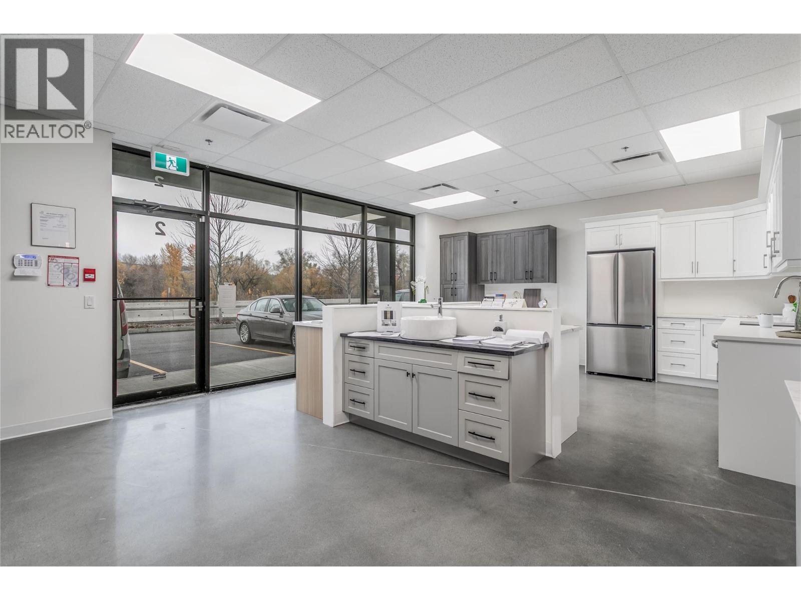 2 1990 Landsdowne Place, Kelowna