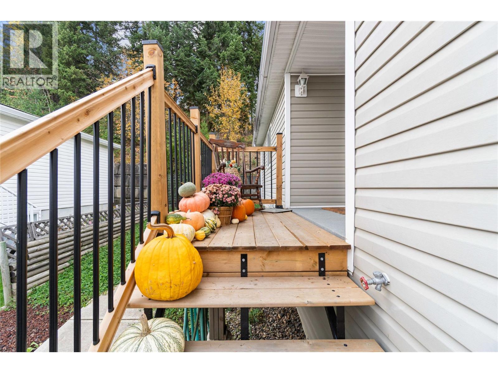 27 900 10 Avenue Southeast, Salmon Arm