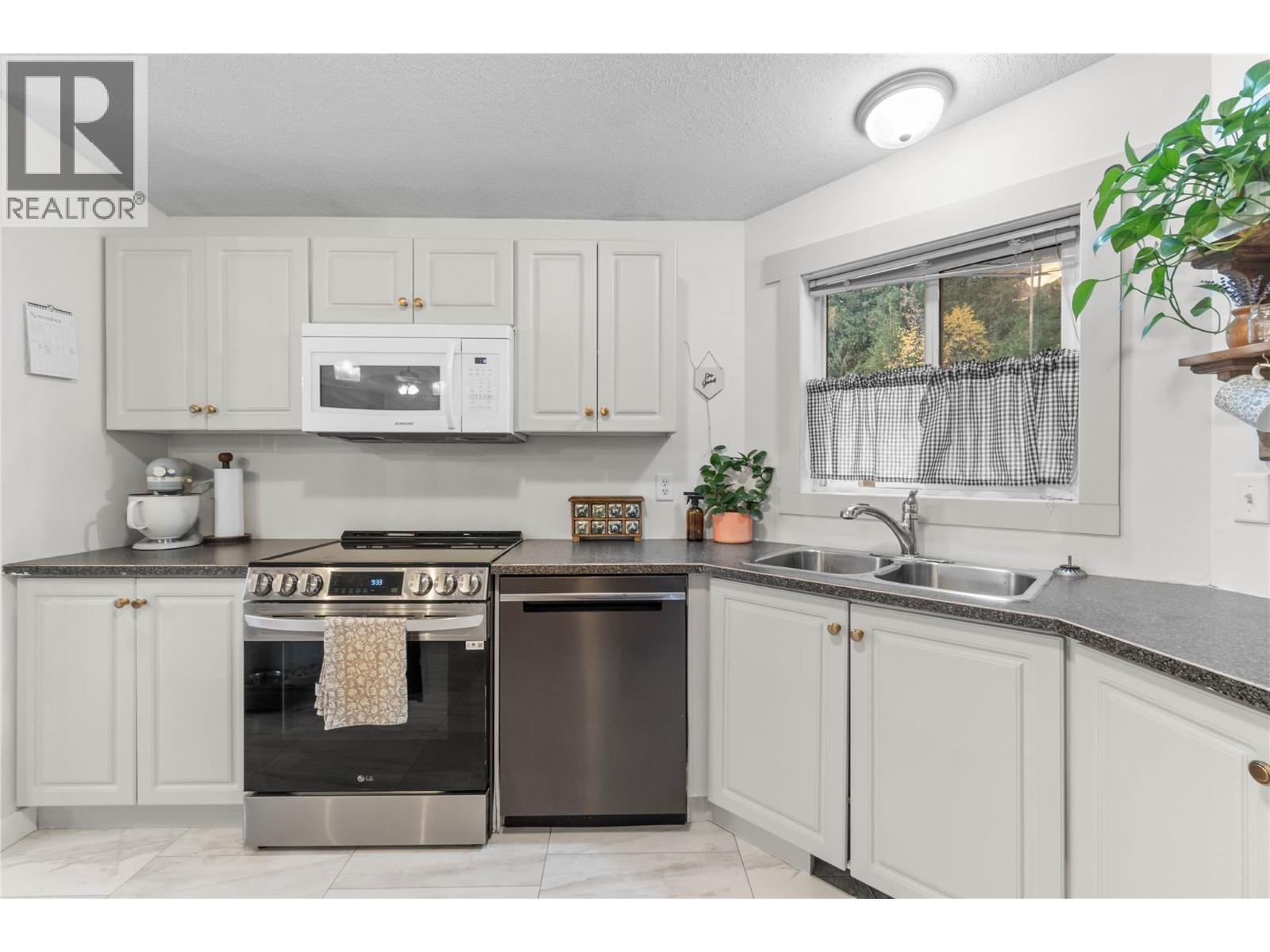 27 900 10 Avenue Southeast, Salmon Arm