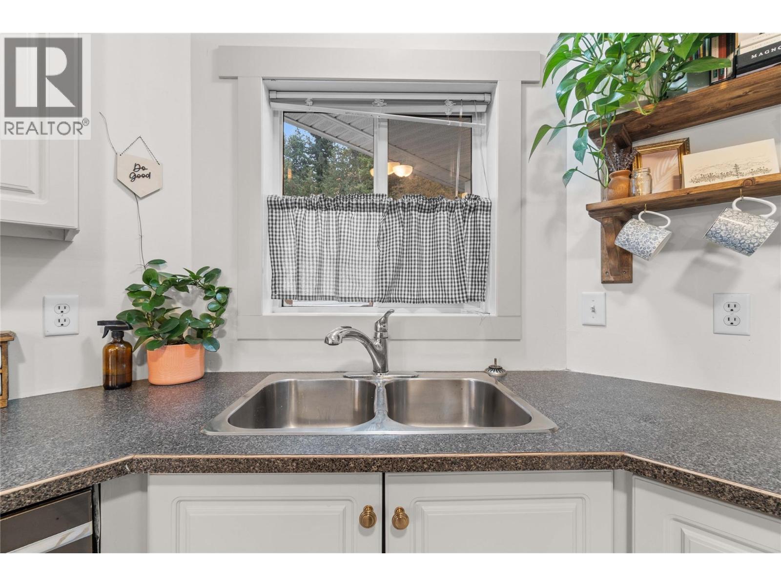 27 900 10 Avenue Southeast, Salmon Arm