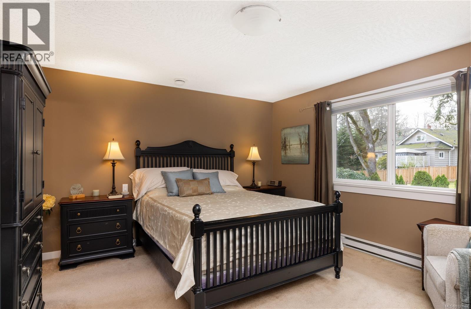  935 Lodge Avenue, Saanich