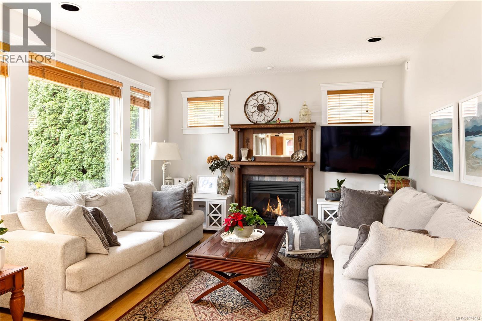  935 Lodge Avenue, Saanich