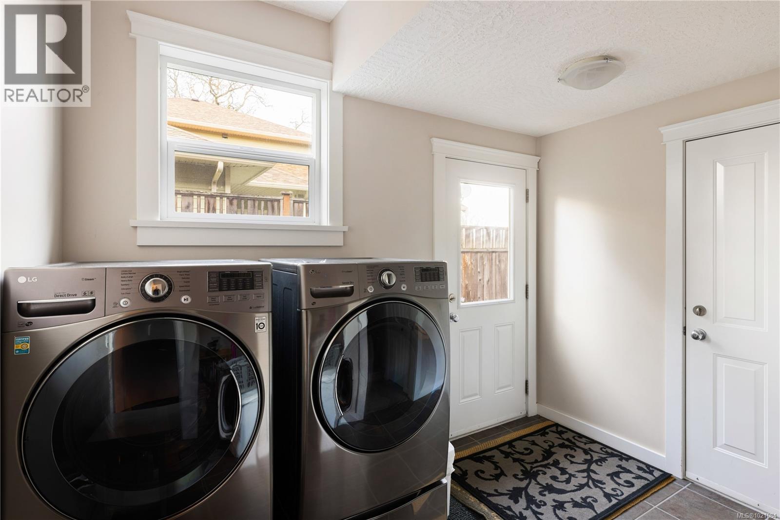  935 Lodge Avenue, Saanich