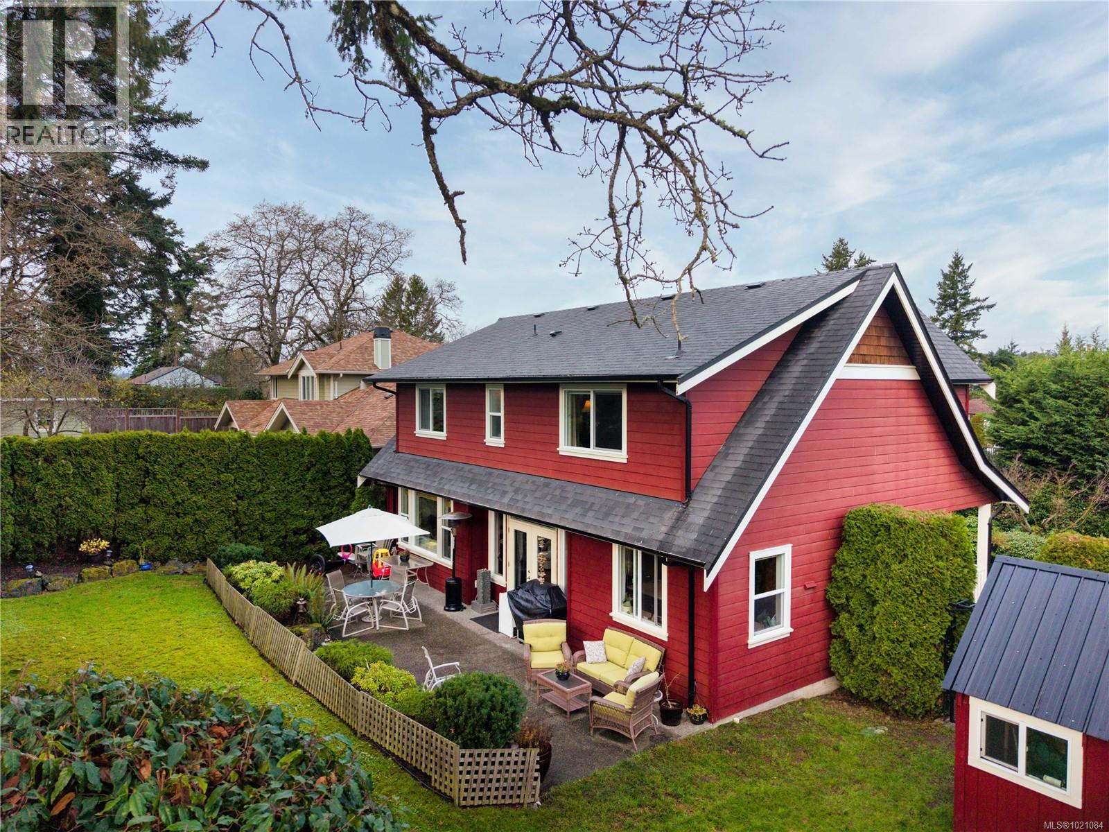  935 Lodge Avenue, Saanich