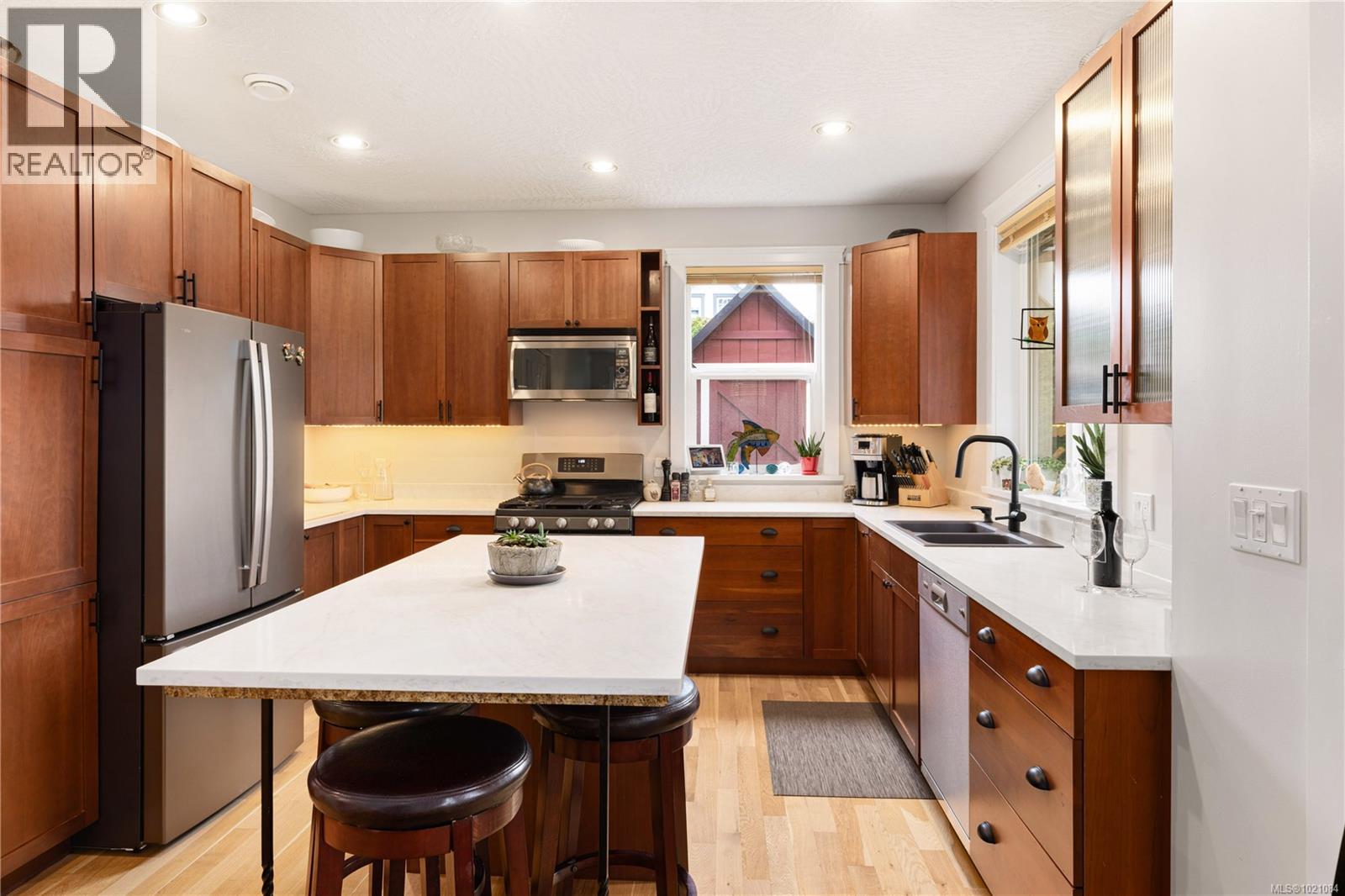  935 Lodge Avenue, Saanich