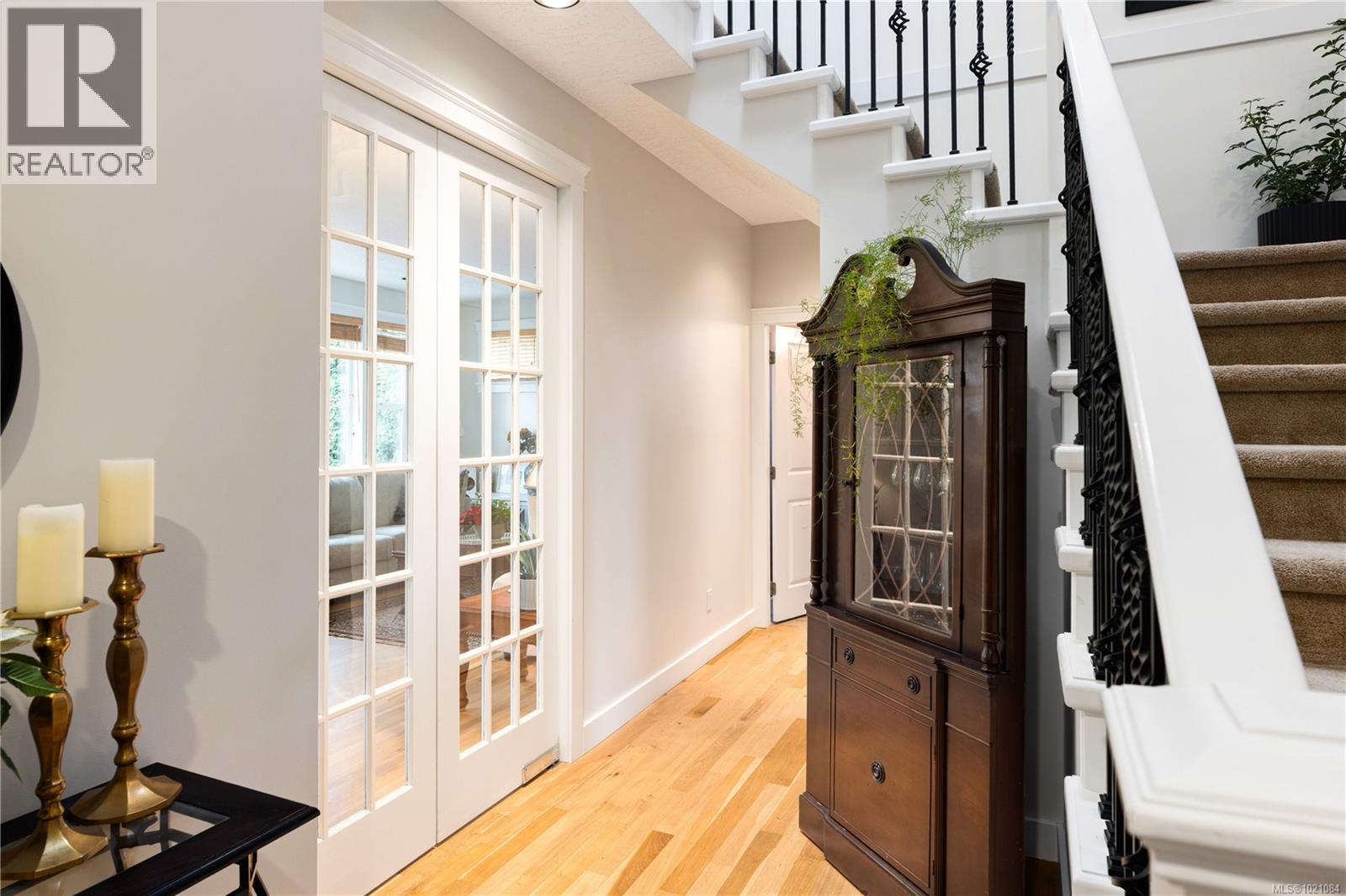  935 Lodge Avenue, Saanich