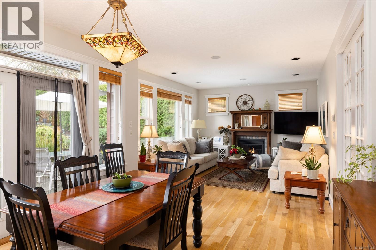  935 Lodge Avenue, Saanich