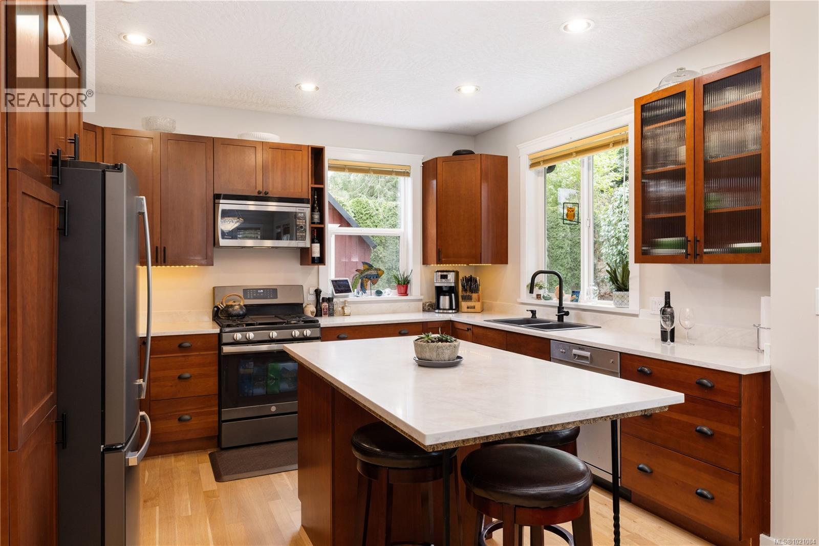  935 Lodge Avenue, Saanich