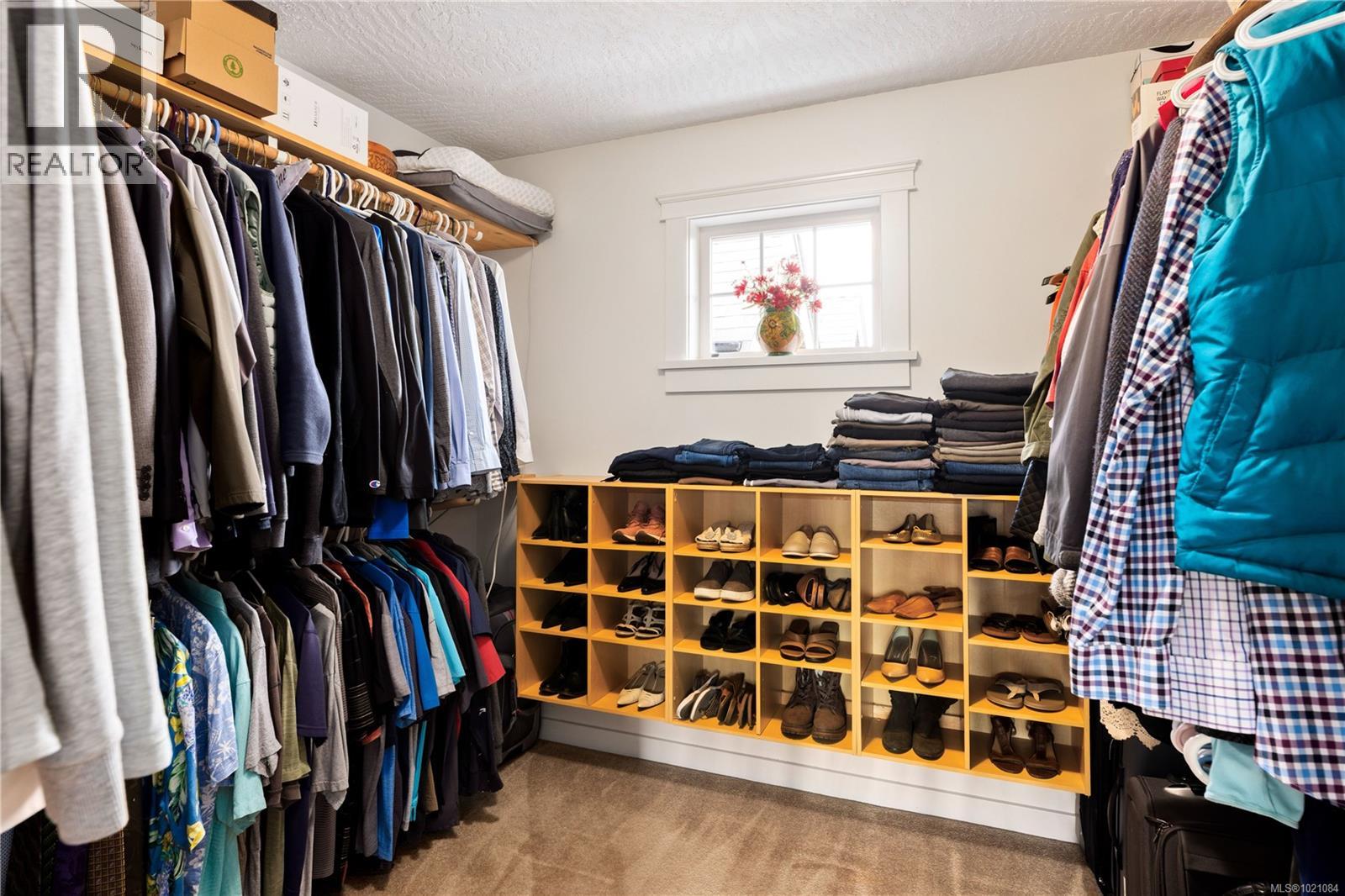  935 Lodge Avenue, Saanich