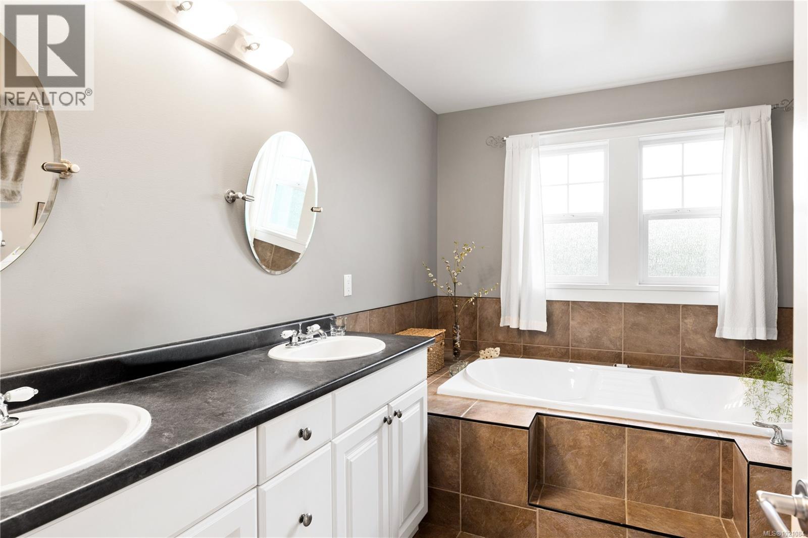  935 Lodge Avenue, Saanich