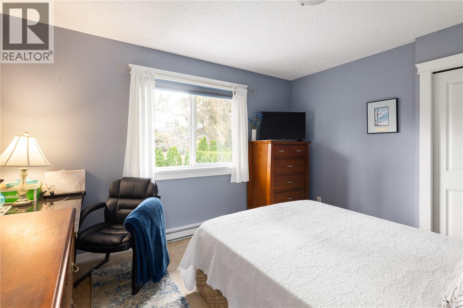  935 Lodge Avenue, Saanich