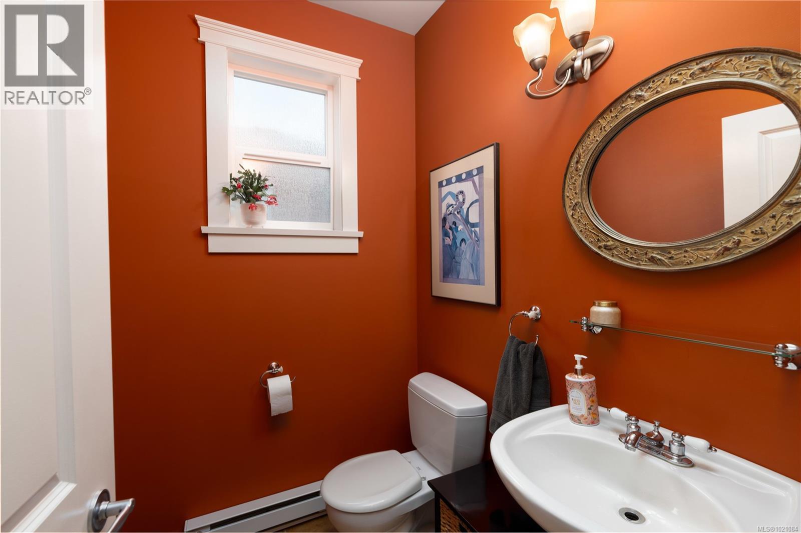  935 Lodge Avenue, Saanich