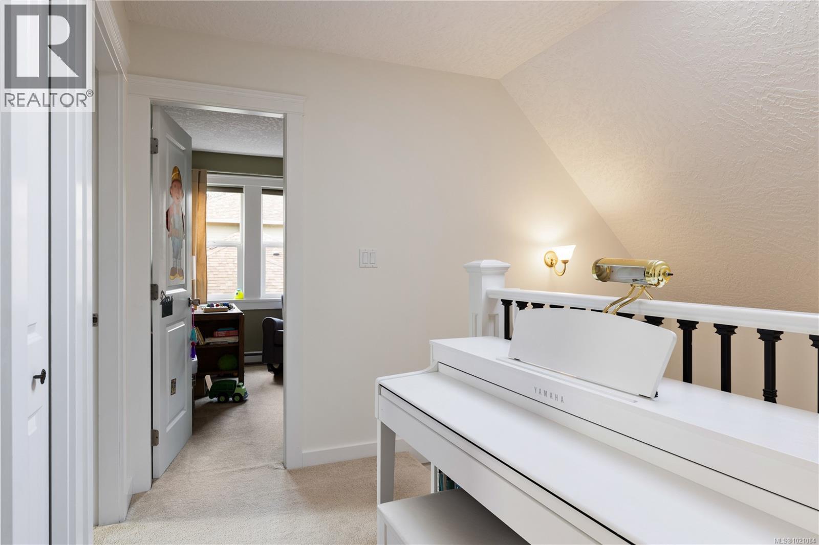  935 Lodge Avenue, Saanich