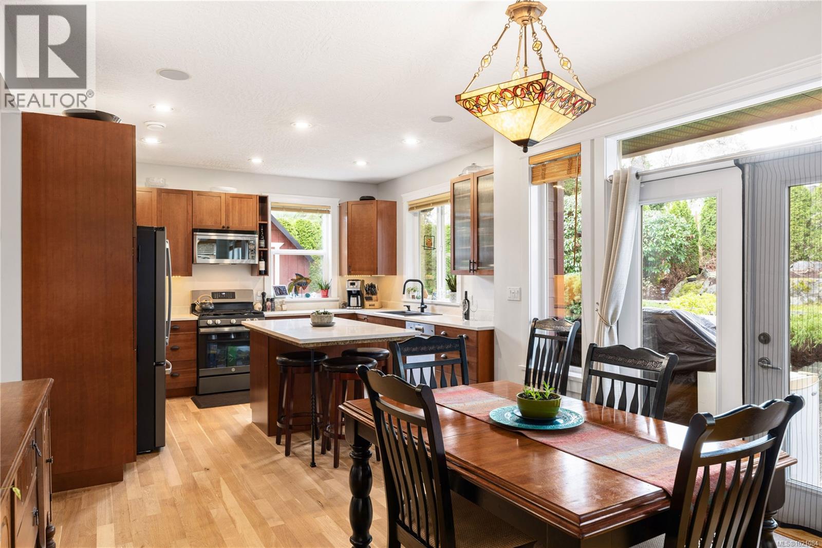  935 Lodge Avenue, Saanich