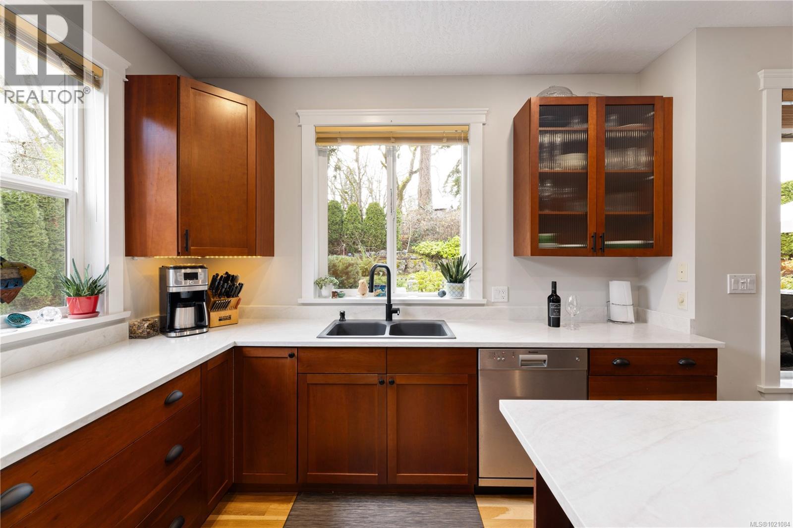  935 Lodge Avenue, Saanich