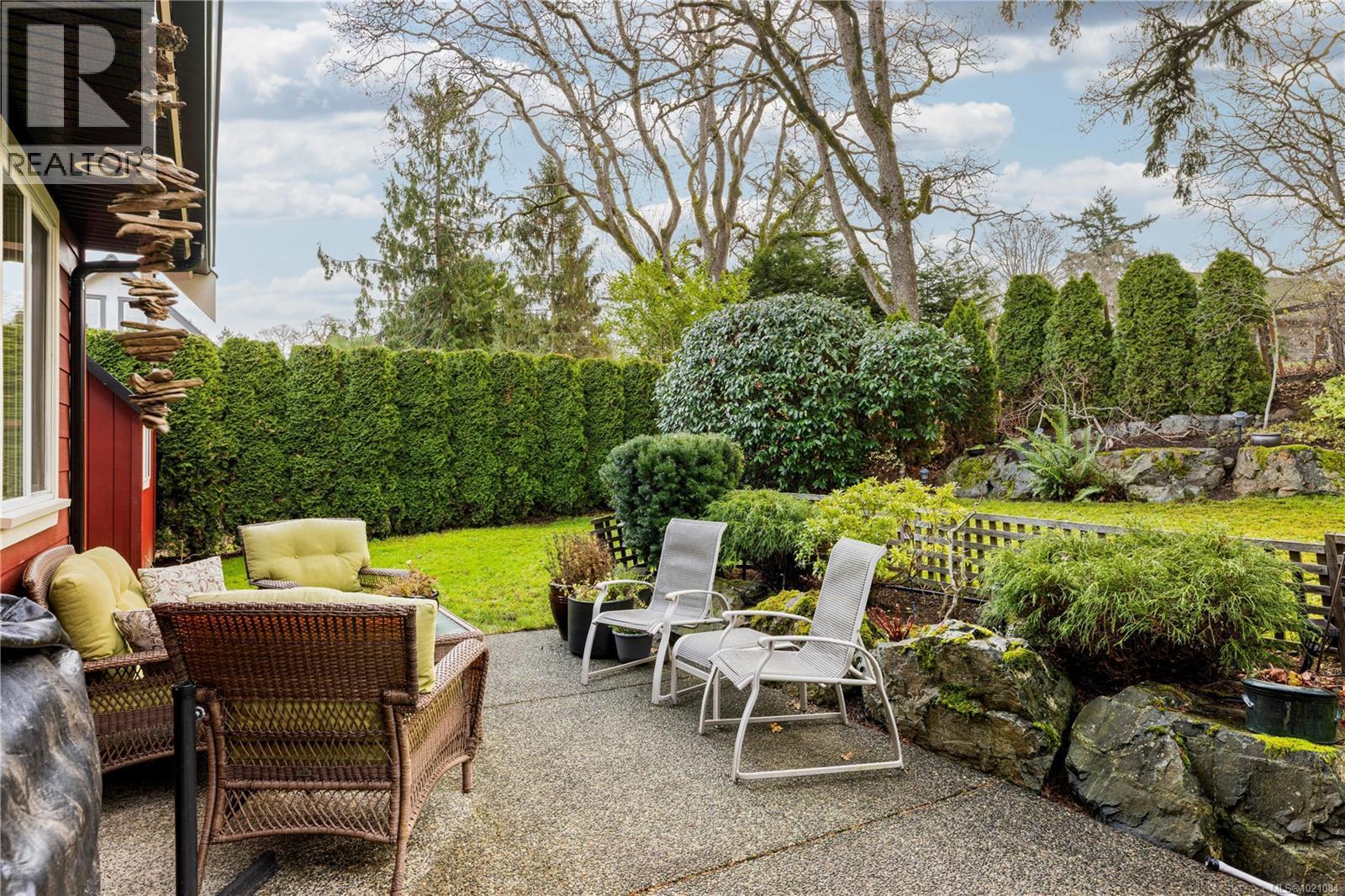  935 Lodge Avenue, Saanich