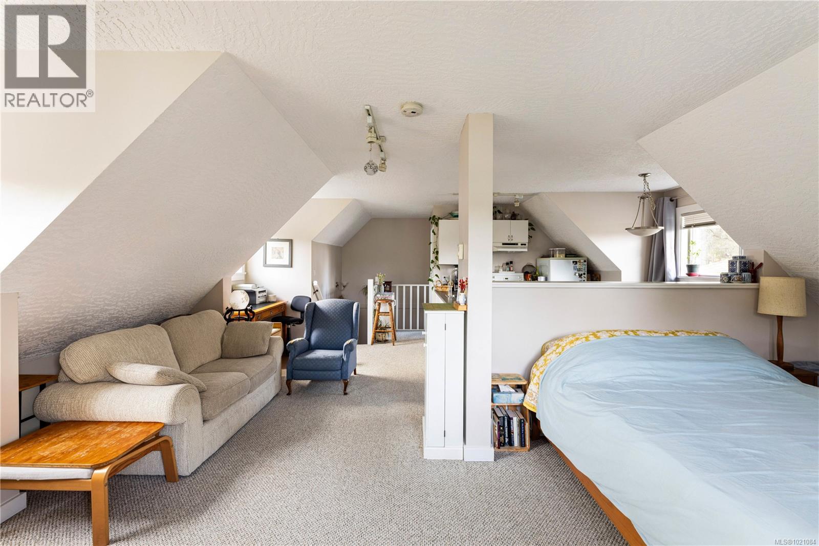  935 Lodge Avenue, Saanich