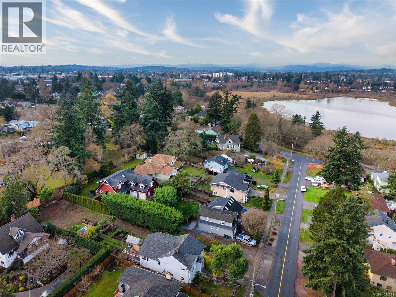  935 Lodge Avenue, Saanich