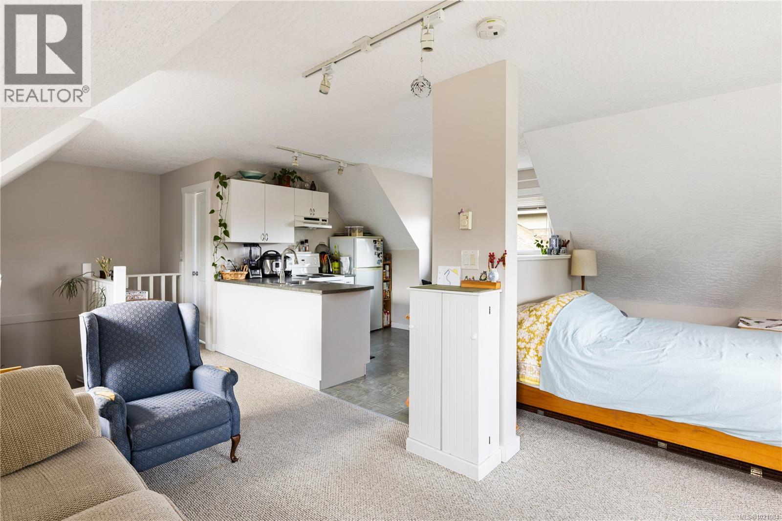  935 Lodge Avenue, Saanich