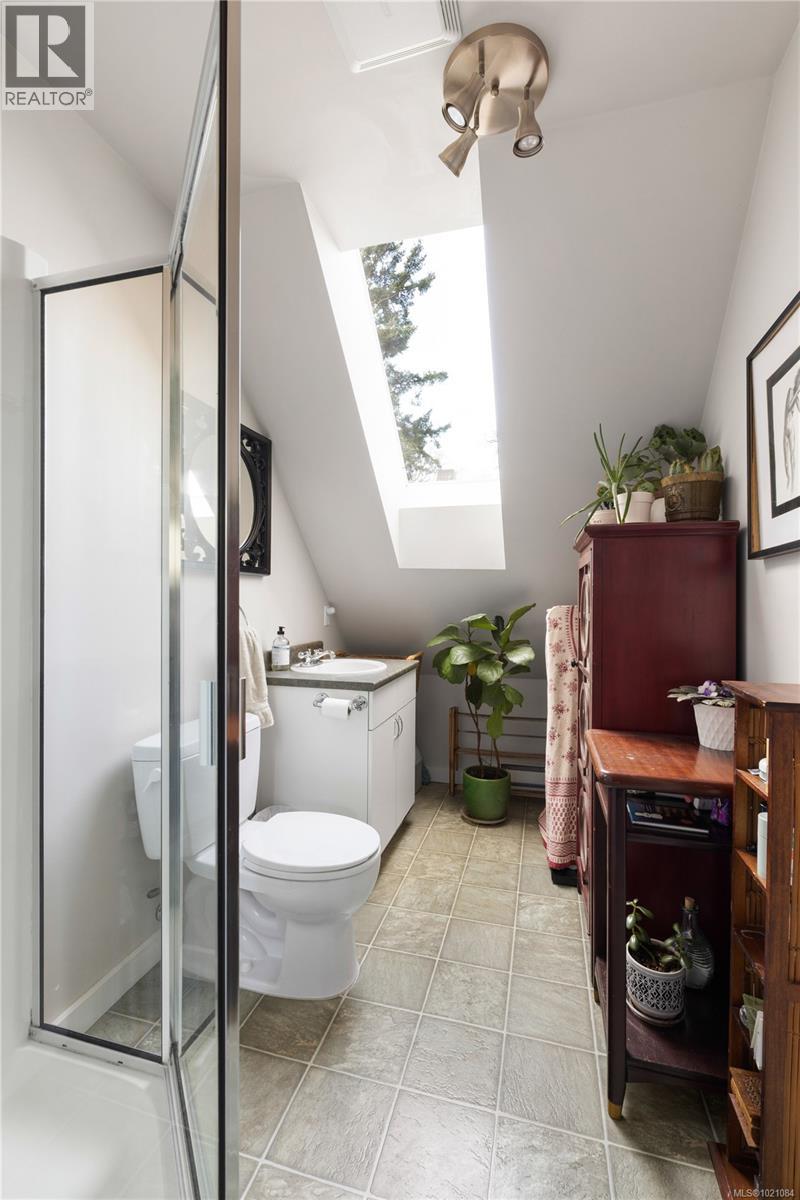  935 Lodge Avenue, Saanich